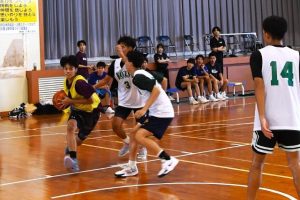 サマーキャンプで練習試合を行う選手たち=11日、市上野体育館