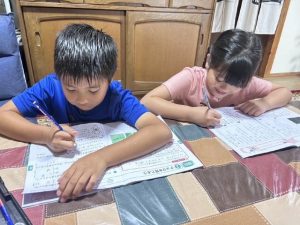 宿題の最終確認を行った喜久川さんきょうだい＝25日、市内