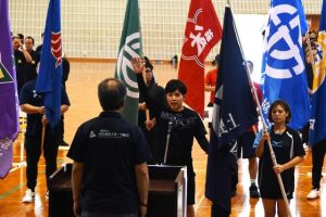 選手宣誓で互いの健闘を誓う上野学区の砂川選手＝９日、市上野体育館