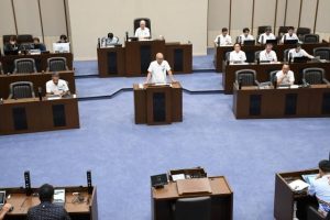 金券を配布する物価高騰対策事業など補正予算を可決した臨時会＝15日、市議会議場