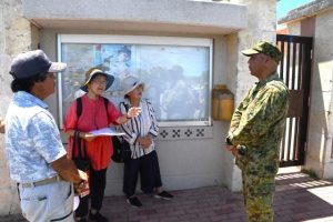 岡村1等陸尉(右)に比嘉司令との面談を要求する市民団体=9日、陸上自衛隊宮古島駐屯地