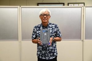 グランプリ受賞を報告した荷川取部長＝13日、宮古テレビ