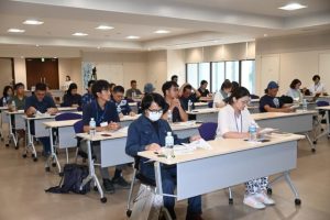 取り組み内容や学校側の評価などを紹介した地産地消コーディネーター報告会＝５日、市役所２階大ホール