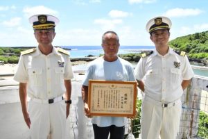 丹野部長（左）から砂川さん（中央）に感謝状が贈呈された＝7日、城辺友利