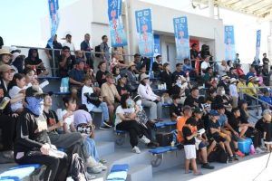 多くの市民、関係者らが詰め掛けて球児たちに声援を送った=19日、伊良部球場