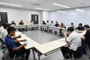 サトウキビのかん水補助事業の実施要項を決めた市干ばつ対策会議=26日、市役所