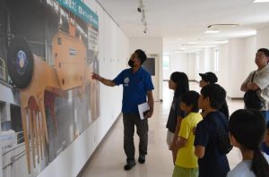 ごみ処理方法の説明を受ける参加者=13日、市クリーンセンター