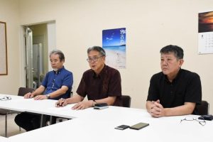 問題の経緯について説明する(左から)砂川副会長、平山専務理事、川満事務局長=12日、宮古島観光協会