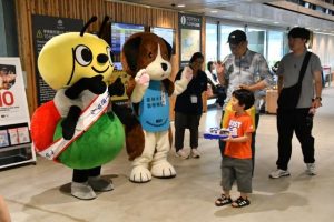 「クンくん」と「ぴーきゅん」も参加した動植物検疫の広報活動＝7日、下地島空港