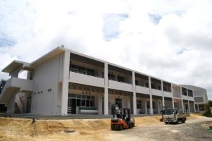 ２学期から供用開始予定の新校舎＝４日、西辺中学校