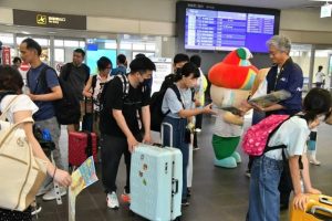 観光客らに記念品などを手渡した＝１日、宮古空港