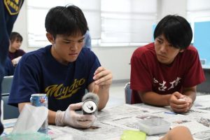 鑑識体験で指紋を採取する高校生たち＝５日、宮古島署