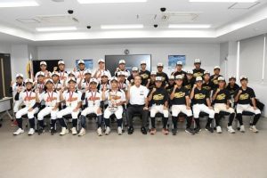 「離島甲子園、最高」と気勢を上げる球児ら=26日、市役所