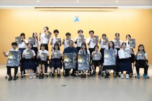 宮城教育長（前列中央）にチケットを贈った劇団かなやらびの団員たち＝５日、市役所