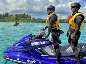 海上で水上バイクでのパトロールを実施する参加者ら＝17日、パイナガマビーチ付近（宮古島海上保安部提供）