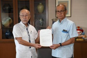 庄司副会長（左）が嘉数市長に答申した＝6日、市役所