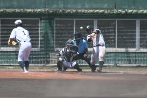 2回戦で2打席連続ホームランの活躍を見せた4番本村蓮虎(写真は初回の1本目)=19日、市民球場