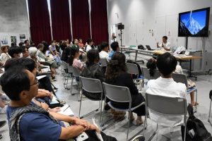 石川さん（右奥）が体験談を交えながら写真や文章で「記録」することの大切さなどを伝えた＝９日、市未来創造センター研修室