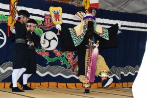 八月踊りが開幕。組踊「忠臣仲宗根豊見親」で豊見親が登場=29日、多良間村仲筋・土原御願所