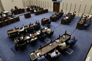 予算議案などすべての議案を可決し閉会した市議会９月定例会＝９月30日、市議会議場