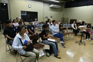 市民が訪れ講話に耳を傾けた＝15日、市総合博物館