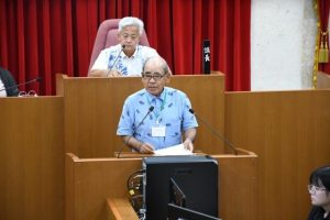 村長選における選挙人名簿の取り扱いについて発言する外間選管委員長=17日、村議会議場