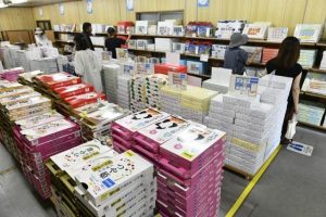 お中元用に設置された特設売り場には買い物客がひっきりなしに訪れていた＝１日、サンエーショッピングタウン宮古食品館