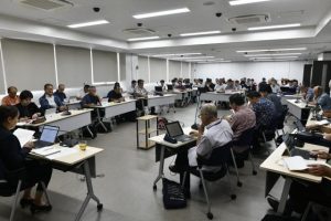 24年度決算について審査する委員ら=16日、全員協議会室