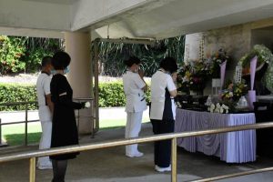 献花を行う参列者ら＝５日、宮古南静園納骨堂