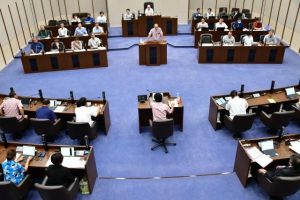 一般質問では5氏が登壇し嘉数登市長の政治姿勢などについて質問した=24日、市議会議場