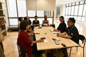 市の情報公開の在り方について話し合う市民団体のメンバーと大城課長(右から2人目)と市の職員=12日、市役所