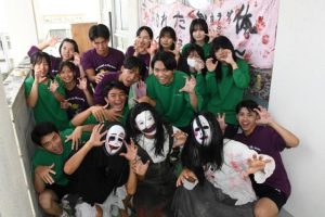 お化け屋敷をＰＲする３年１組の生徒たち＝26日、宮古高校