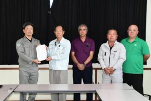 早期製糖操業などの要請を受けた宮古製糖＝3日、宮古製糖