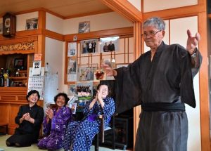 お年寄りたちが子孫繁栄と島の発展を祈願し踊りを披露した伝統行事「ヤーマスプナカ」＝22日、次男のウプヤーブナカ・砂川輝夫さん宅
