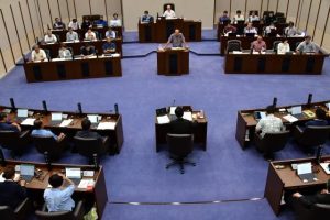 4氏が登壇し嘉数登市長の政治姿勢などについてただした一般質問最終日=29日、市議会議場