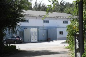 10月上旬には建設混合廃棄物８品目の受け入れが開始される伊良部リサイクルセンター＝23日、伊良部佐和田