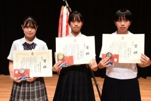 最優秀賞に選ばれた新里恵理さん(中央)と優秀賞に選ばれた新里仁菜さん(左)と佐和田さん(右)=6日、市未来創造センター