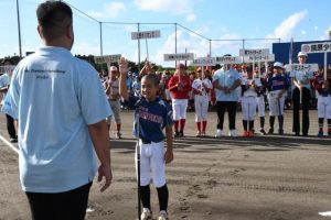 開会式で力強く選手宣誓する下地さん(中央)=13日、伊良部球場