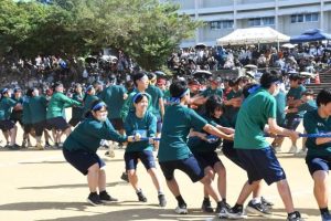 障害物競走で「台風の目」などに取り組む３年生たち＝20日、平良中学校