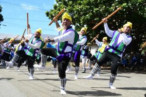 無病息災や五穀豊穣、子孫繁栄を祈願して棒振りを行う３兄弟の一族たち＝23日、来間島