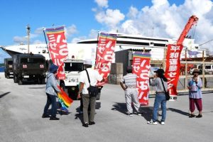 訓練車両の進入を阻止する市民団体ら=13日、平良港下崎埠頭