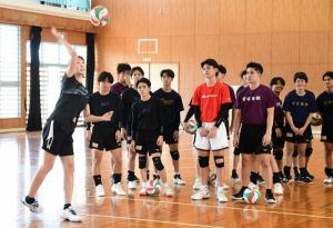 高校生に実技指導する大竹さん＝６日、宮古総合実業高校