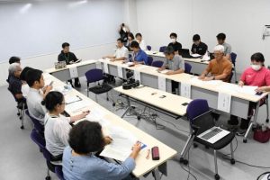 委員らが児童虐待など４項目について認識を深めた＝19日、市役所