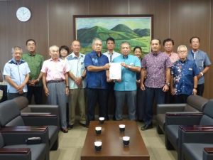 ＪＡおきなわの安谷屋理事長（前列中央右）へ要請を行った下地地区地域づくり協議会の垣花会長（同左）ら＝２日、那覇市のＪＡおきなわ本店