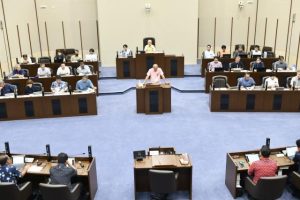 提案議案に対する質疑が行われた市議会９月定例会＝９日、議場