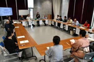 伝統芸能の発展・継承について意見を交わした座談会=27日、市未来創造センター