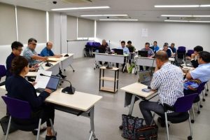 宿泊税について当局から説明を受ける委員ら＝26日、全員協議会室