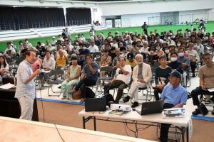 山田氏（手前左）がオーガニック食の可能性などを説明したセミナー＝13日、ＪＴＡドーム宮古島