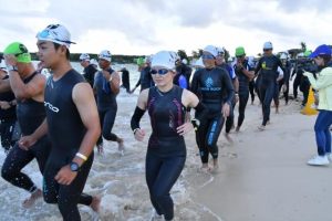 一斉にスタートを切る選手ら＝21日、伊良部の佐和田の浜