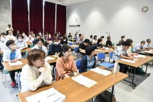 障がい者就労支援事業所の職員ら多数が参加し縄岡さんの講話に耳を傾けたセミナー＝３日、市未来創造センター研修室